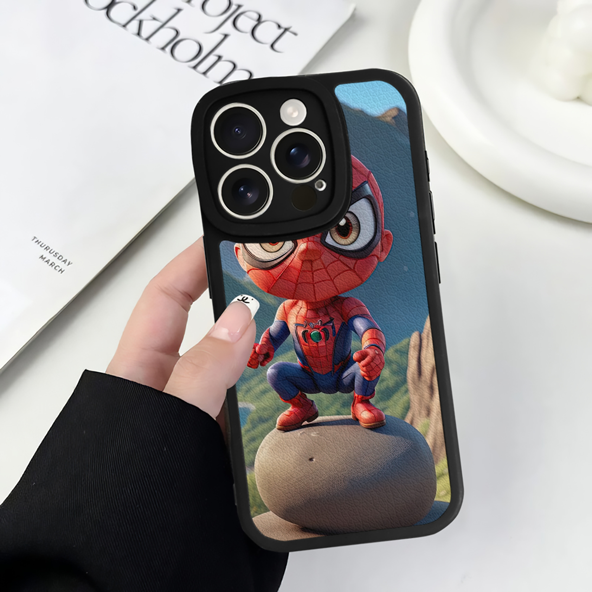 （画像用） Spider Man スパイダーマン 【iPhone 16シリーズ対応】シリコンスマホケース（レザー調） 材質：シリコン